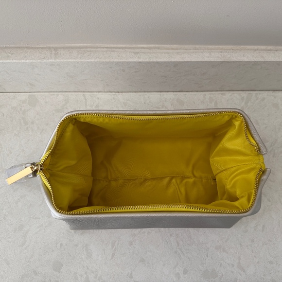 NWT - Kendra Scott - Cosmetics/Dopp Kit,  Silver/Champagne Color - Picture 6 of 6